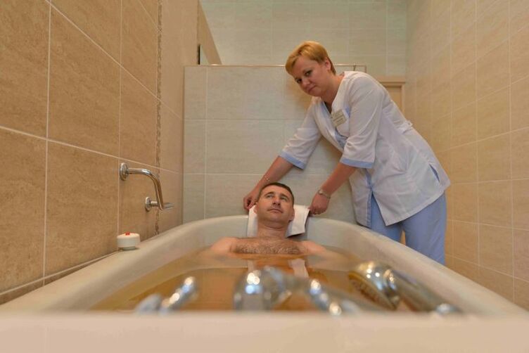 Un baño de piñeiro alivia a condición dun home con prostatite