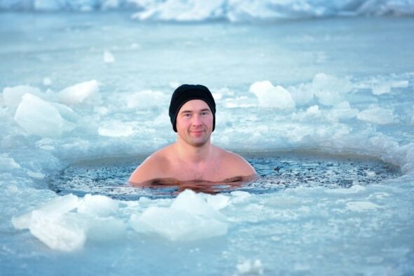 Nadar nun buraco de xeo como método de prevención da prostatite